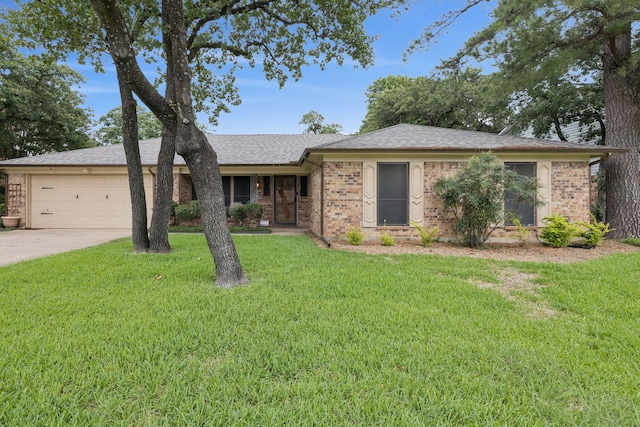 6209 Sierra Ct, Arlington, TX 76016 - ranch-style house featuring an attached garage, brick siding, a front yard, and concrete driveway
