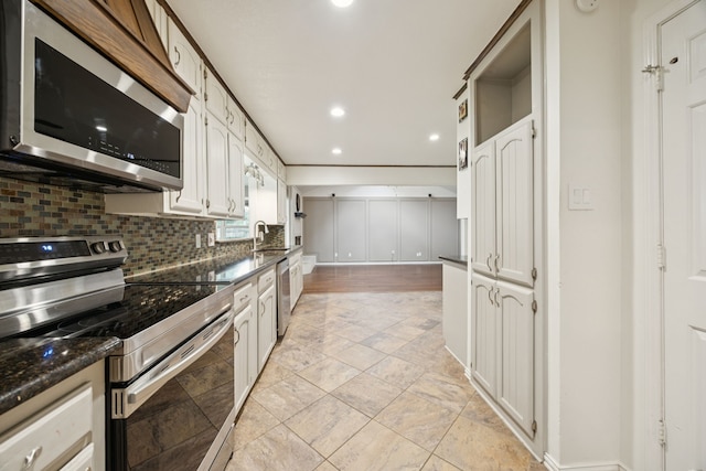 6209 Sierra Ct, Arlington, TX 76016 - kitchen featuring stainless steel appliances, dark countertops, tasteful backsplash, light stone finish flooring, and recessed lighting