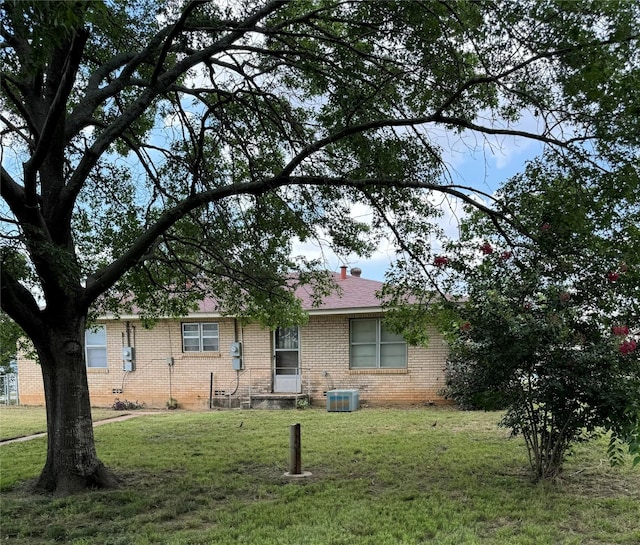1402 Vine St, Bridgeport, TX 76426 - ranch-style home with brick siding and a front lawn