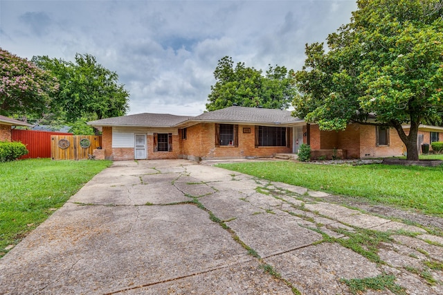 811 Tarryall Dr, Dallas, TX 75224 - single story home featuring brick siding and concrete driveway
