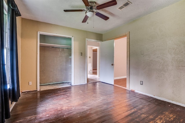 811 Tarryall Dr, Dallas, TX 75224 - unfurnished bedroom with wood finished floors, a textured wall, a closet, a textured ceiling, and a ceiling fan