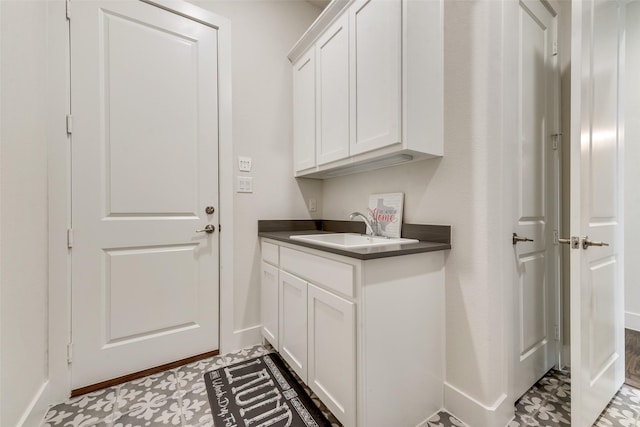 3900 Brazoria Dr, Prosper, TX 75078 - laundry room featuring a sink and baseboards