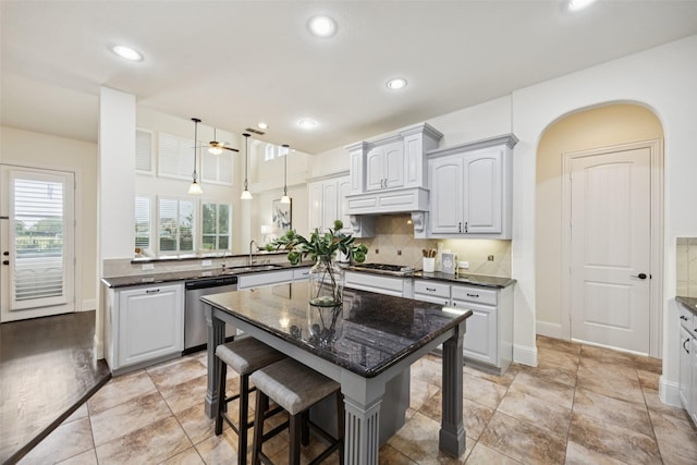 6873 Martel Pl, Frisco, TX 75035 - kitchen with stainless steel appliances, a kitchen bar, a peninsula, a ceiling fan, and recessed lighting