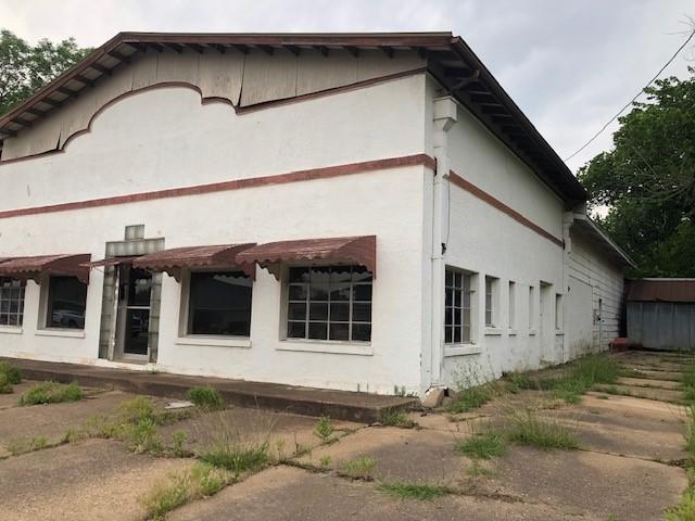 812 W 7th St, Bonham, TX 75418 - view of property exterior featuring stucco siding