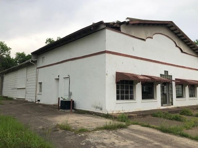812 W 7th St, Bonham, TX 75418 - view of home's exterior with stucco siding