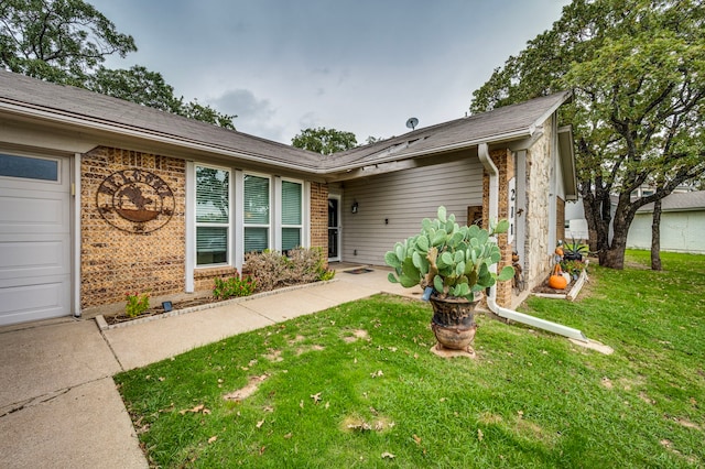 211 Willow Creek Ct, Mansfield, TX 76063 - ranch-style house featuring a front yard
