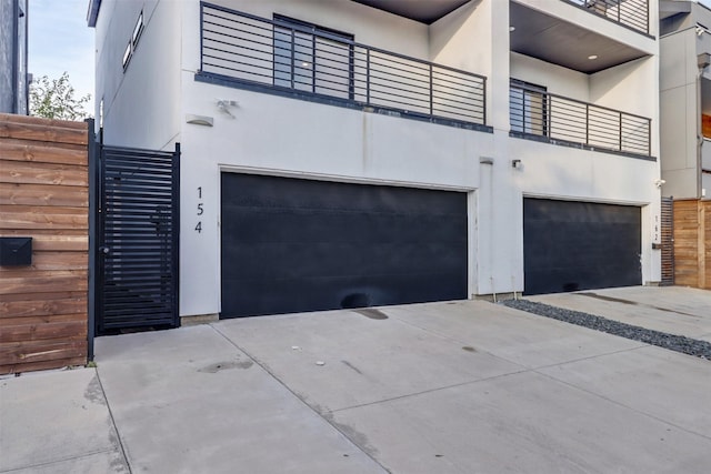 154 S Cisco St, Dallas, TX 75246 - garage featuring driveway