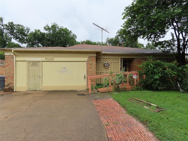 9066 Orinoco Dr, Dallas, TX 75217 - ranch-style home featuring brick siding and a front lawn