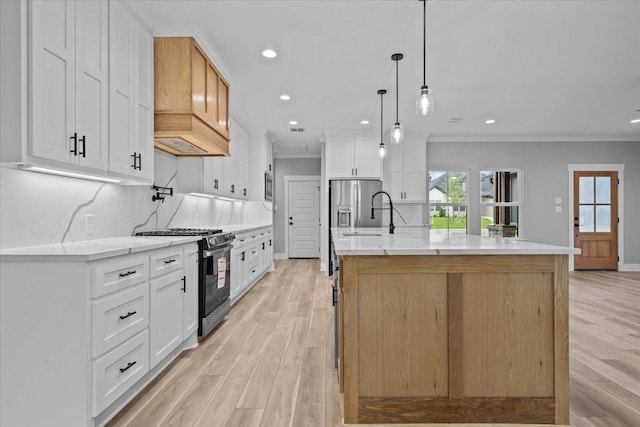 13017 Rainier, Woodway, TX 76712 - kitchen featuring appliances with stainless steel finishes, crown molding, light wood finished floors, recessed lighting, and decorative backsplash