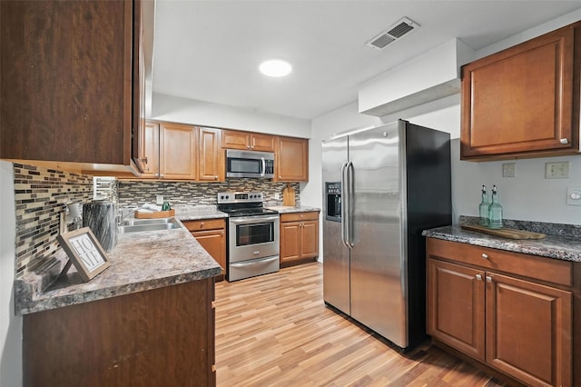 515 Signal Hill Ct S, Fort Worth, TX 76112 - kitchen with stainless steel appliances, light wood-style flooring, and tasteful backsplash