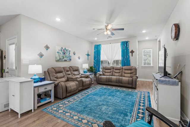 409 N Houston Ave, Denison, TX 75021 - living area featuring ceiling fan, light wood-style floors, and recessed lighting