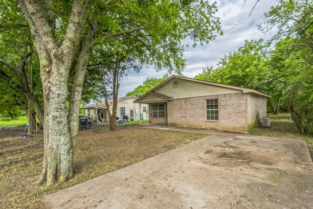 207 N 1st St, Crandall, TX 75114 - ranch-style house with brick siding
