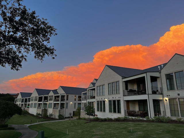 350 N O Connor Ridge Blvd Unit 14, Irving, TX 75038 - view of property at dusk