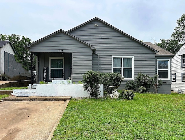1325 W Chestnut St, Denison, TX 75020 - view of front of property featuring a front yard