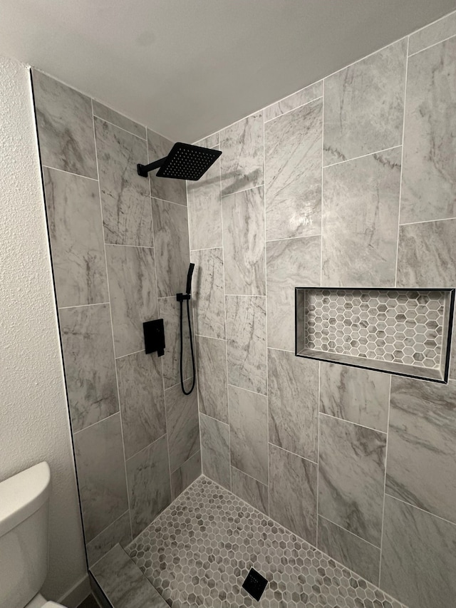 616 Leyenda Dr, Mesquite, TX 75149 - bathroom with toilet and tiled shower
