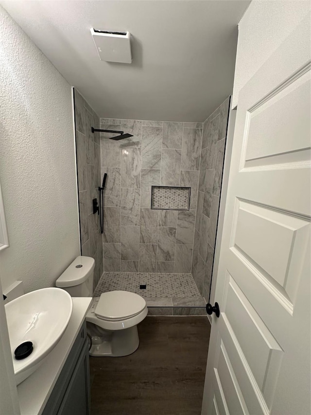 616 Leyenda Dr, Mesquite, TX 75149 - full bathroom with tiled shower, vanity, and wood finished floors
