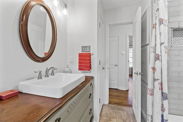 717 Thersa Dr, River Oaks, TX 76114 - full bath featuring vanity
