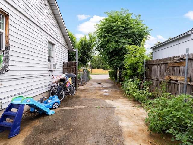 2232 E Kiest Blvd, Dallas, TX 75216 - view of patio with driveway