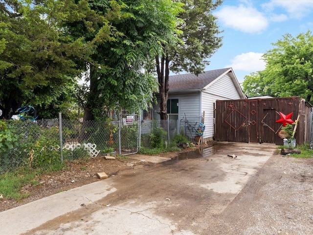 2232 E Kiest Blvd, Dallas, TX 75216 - view of side of property featuring a gate