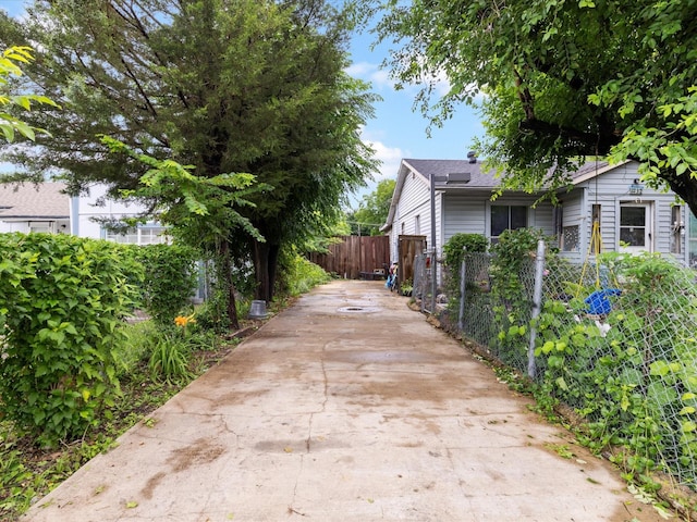 2232 E Kiest Blvd, Dallas, TX 75216 - view of side of property with driveway