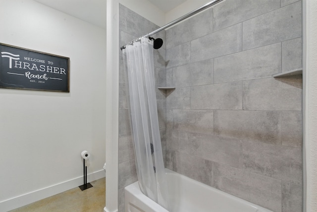 170 La Cresta Ln, Mineral Wells, TX 76067 - bathroom featuring shower / tub combo with curtain and baseboards
