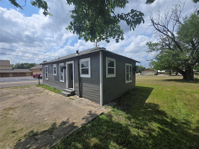 130 Jackson St N, Sulphur Springs, TX 75482 - view of front facade with entry steps and a front lawn