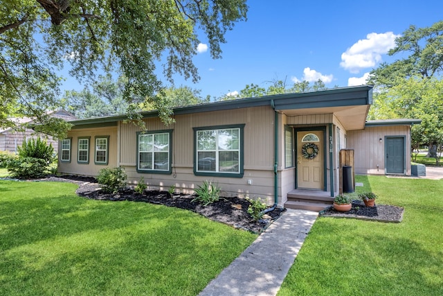 2318 Holsum Cir, Greenville, TX 75401 - view of front of property featuring a front yard