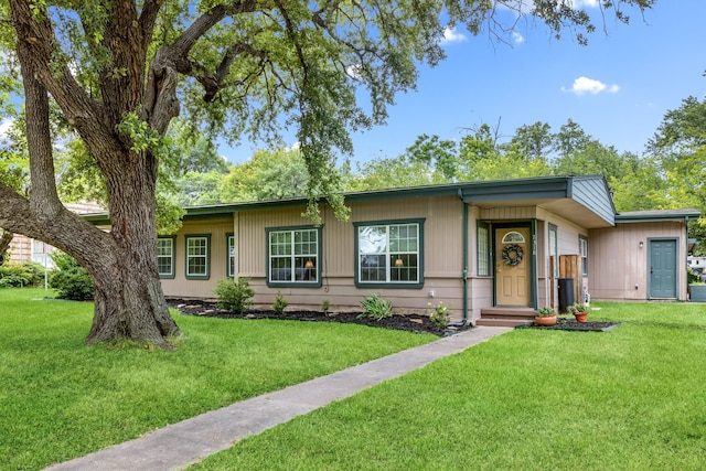 2318 Holsum Cir, Greenville, TX 75401 - ranch-style house with a front lawn
