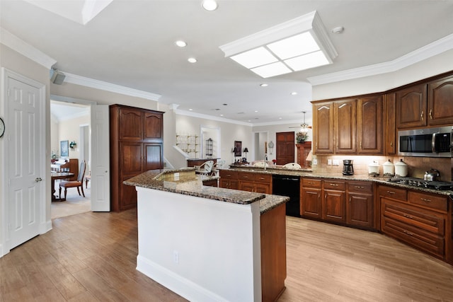 128 Country Club Dr, Heath, TX 75032 - kitchen with black appliances, light wood-style flooring, dark stone countertops, backsplash, and recessed lighting