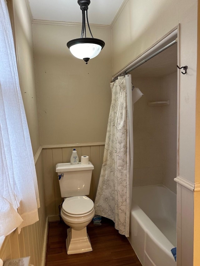 509 E Main St, Mexia, TX 76667 - full bathroom featuring wood finished floors, crown molding, a wainscoted wall, and shower / tub combo with curtain