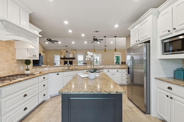 320 Tate Cir, Sherman, TX 75090 - kitchen with stainless steel appliances, a ceiling fan, a peninsula, and recessed lighting