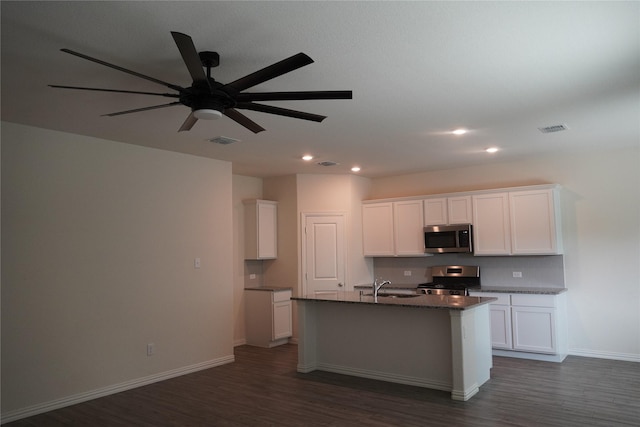 423 Pepperbark Ave, Princeton, TX 75407 - kitchen with appliances with stainless steel finishes, recessed lighting, dark wood-style floors, ceiling fan, and a center island with sink