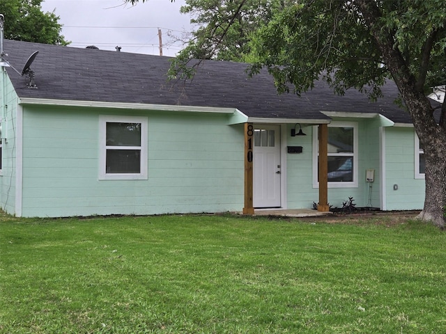 810 Shawnee Trce, Grand Prairie, TX 75051 - view of front of property featuring roof with shingles and a front yard