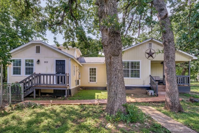 902 Travis Ave, Alvarado, TX 76009 - view of front facade featuring a front lawn and ceiling fan