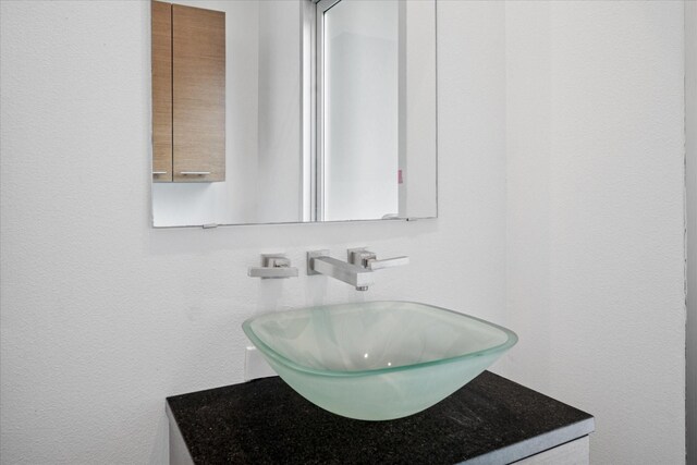 613 N Bailey Ave, Fort Worth, TX 76107 - bathroom with vanity