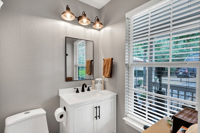 104 Nob Hill Cir, Malakoff, TX 75148 - half bathroom featuring a textured wall and vanity