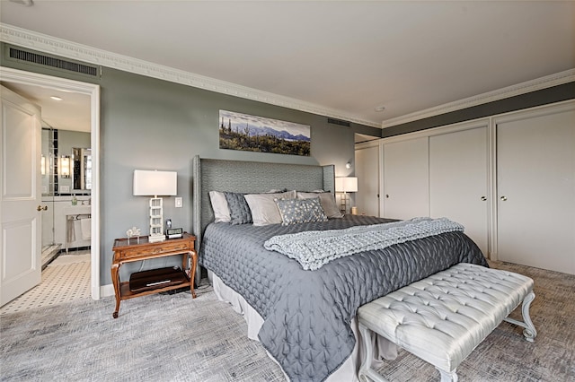 3525 Turtle Creek Blvd Unit 4E, Dallas, TX 75219 - bedroom featuring ornamental molding, light carpet, a closet, and connected bathroom