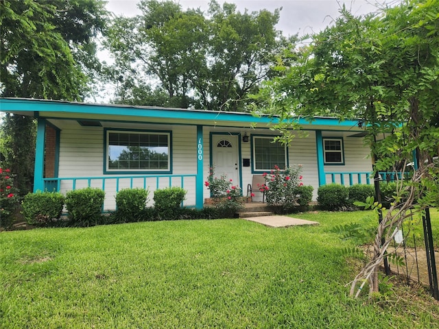1000 Harrison St, Commerce, TX 75428 - view of front facade featuring covered porch and a front lawn