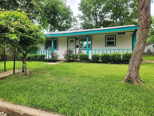 1000 Harrison St, Commerce, TX 75428 - ranch-style house with covered porch and a front lawn
