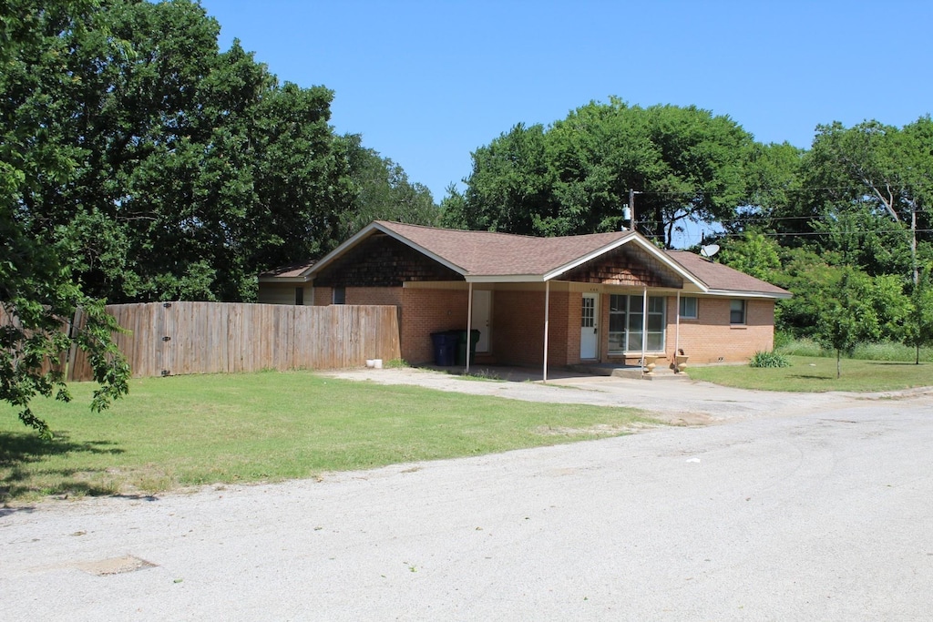 400 S Vick St, Decatur, TX 76234 - ranch-style home with driveway, brick siding, and an attached carport