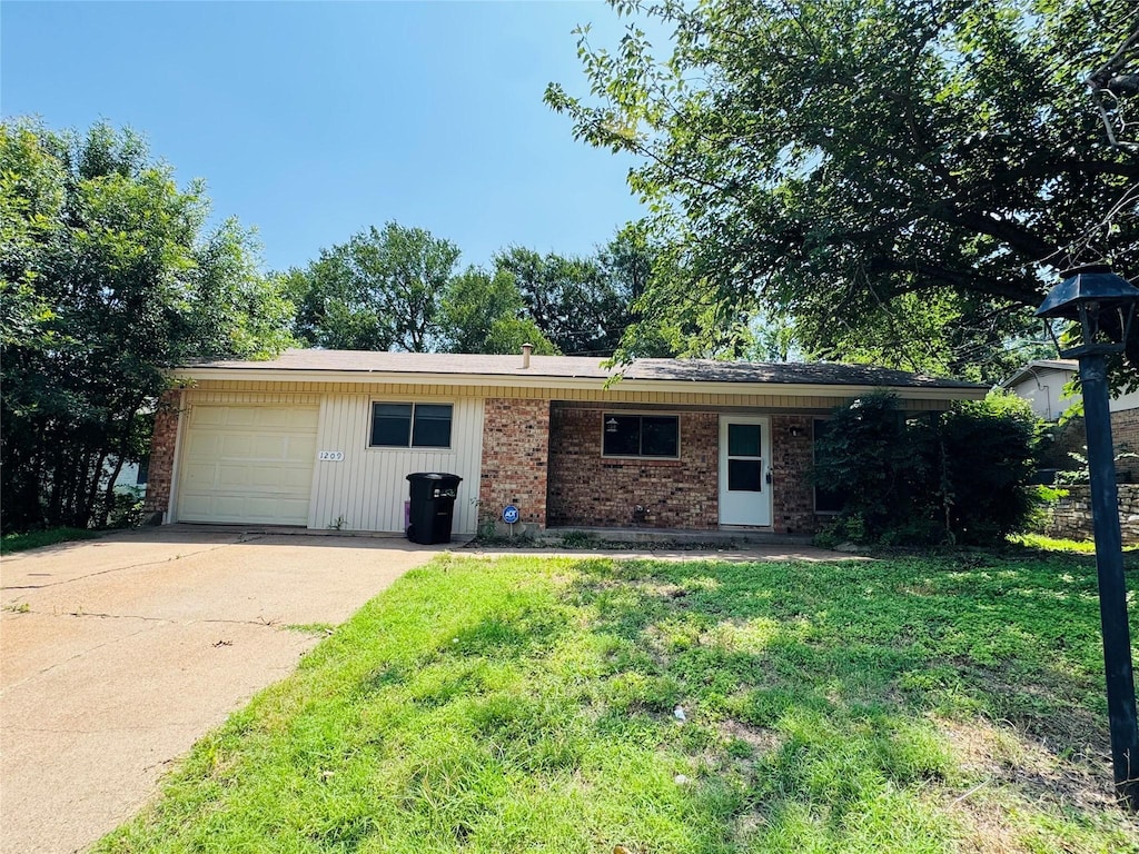 1209 Lynn St, Weatherford, TX 76086 - ranch-style home featuring brick siding, a garage, a front yard, and driveway