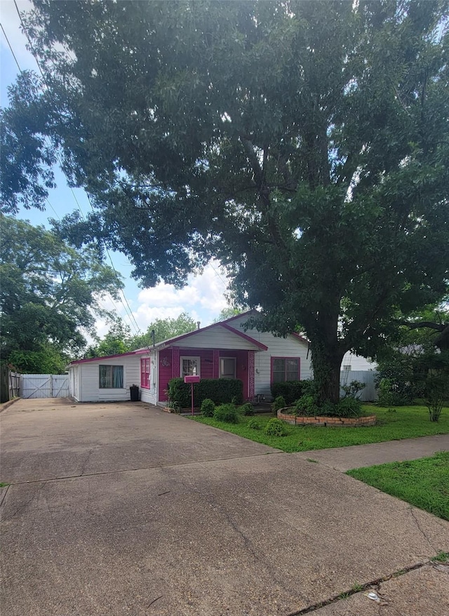 401 Lawrence Ave, Terrell, TX 75160 - view of front of property featuring concrete driveway
