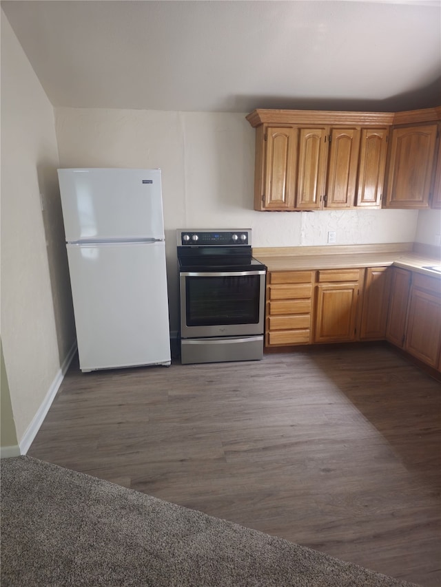 91 Heather Ln, Pottsboro, TX 75076 - kitchen featuring freestanding refrigerator, electric stove, light countertops, and dark wood finished floors