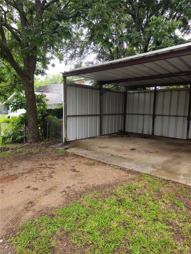91 Heather Ln, Pottsboro, TX 75076 - garage featuring a detached carport and driveway