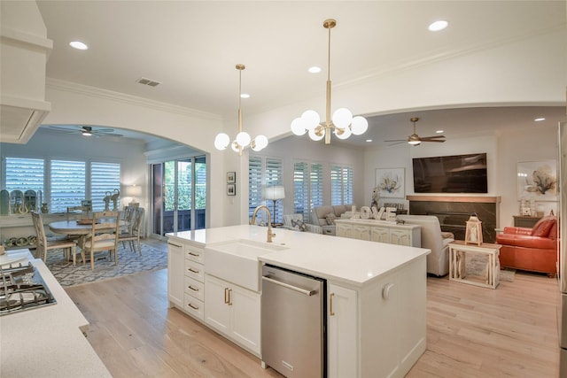 1001 Quarry Ct, Granbury, TX 76048 - kitchen featuring a ceiling fan, appliances with stainless steel finishes, open floor plan, light wood-style floors, and crown molding