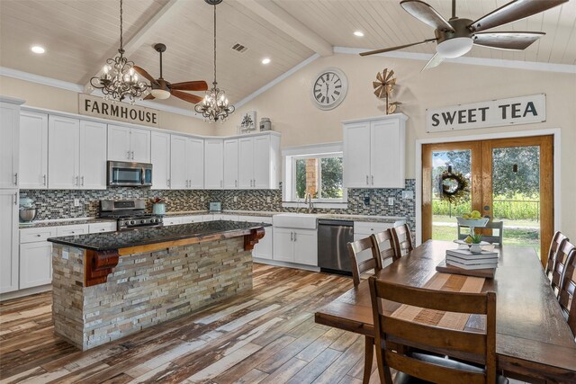 139 County Road 376, Lott, TX 76656 - kitchen with appliances with stainless steel finishes, a chandelier, a ceiling fan, wood-type flooring, and a center island