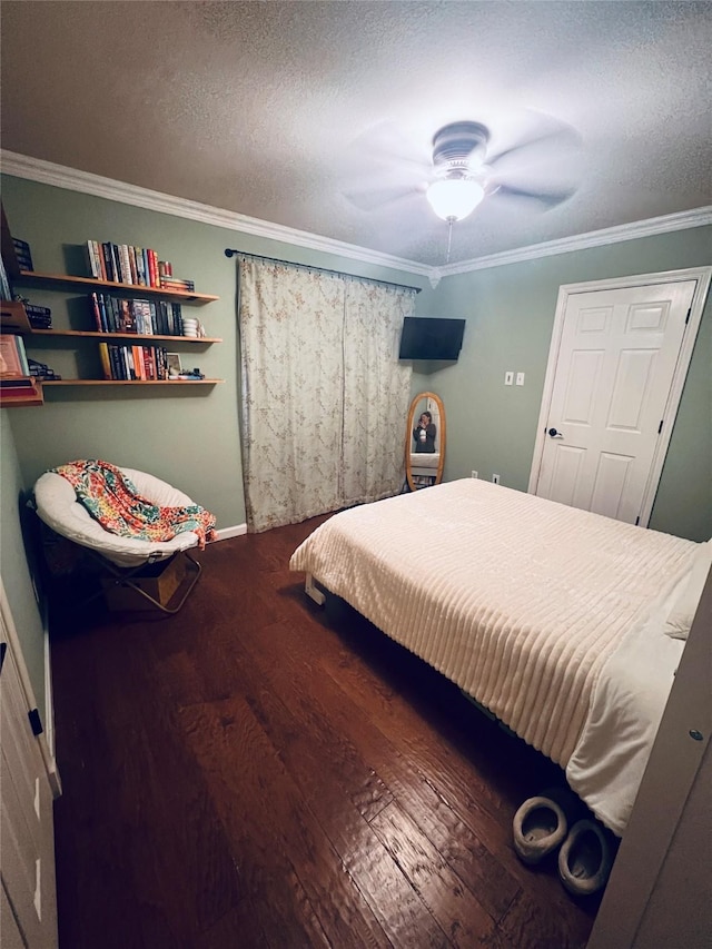 1507 Bridge Water Ln, Mansfield, TX 76063 - bedroom with wood finished floors, ornamental molding, a textured ceiling, and a ceiling fan