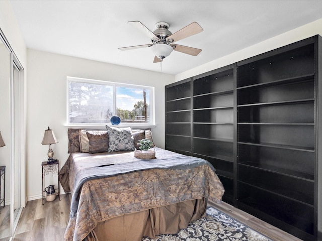 3207 Lynnwood Dr, Arlington, TX 76013 - bedroom featuring wood finished floors, a ceiling fan, and a closet