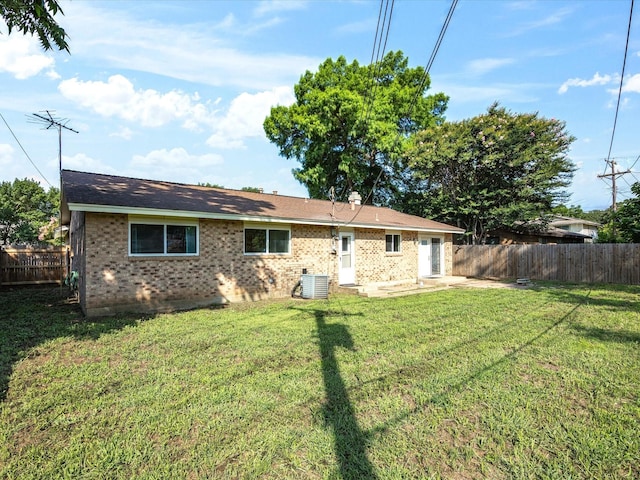 3207 Lynnwood Dr, Arlington, TX 76013 - rear view of house with brick siding and a fenced backyard