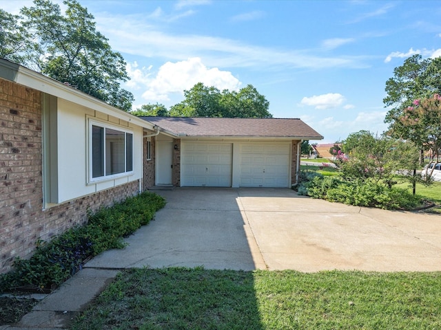 3207 Lynnwood Dr, Arlington, TX 76013 - garage with driveway